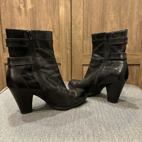 Born Vivi Black Leather Three Buckled moto Ankle Boots Size 7.5 Almond Toe - Picture 7 of 14